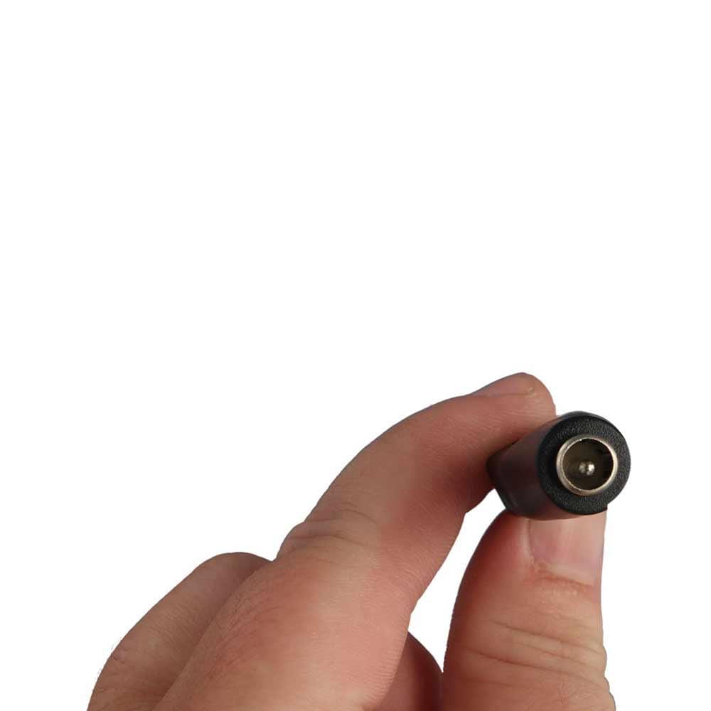 電気シェーバー用USB充電ケーブルおよびアダプターセットのための、背面側から示した黒色の円筒形電源アダプタープラグの金属製センターコンタクト