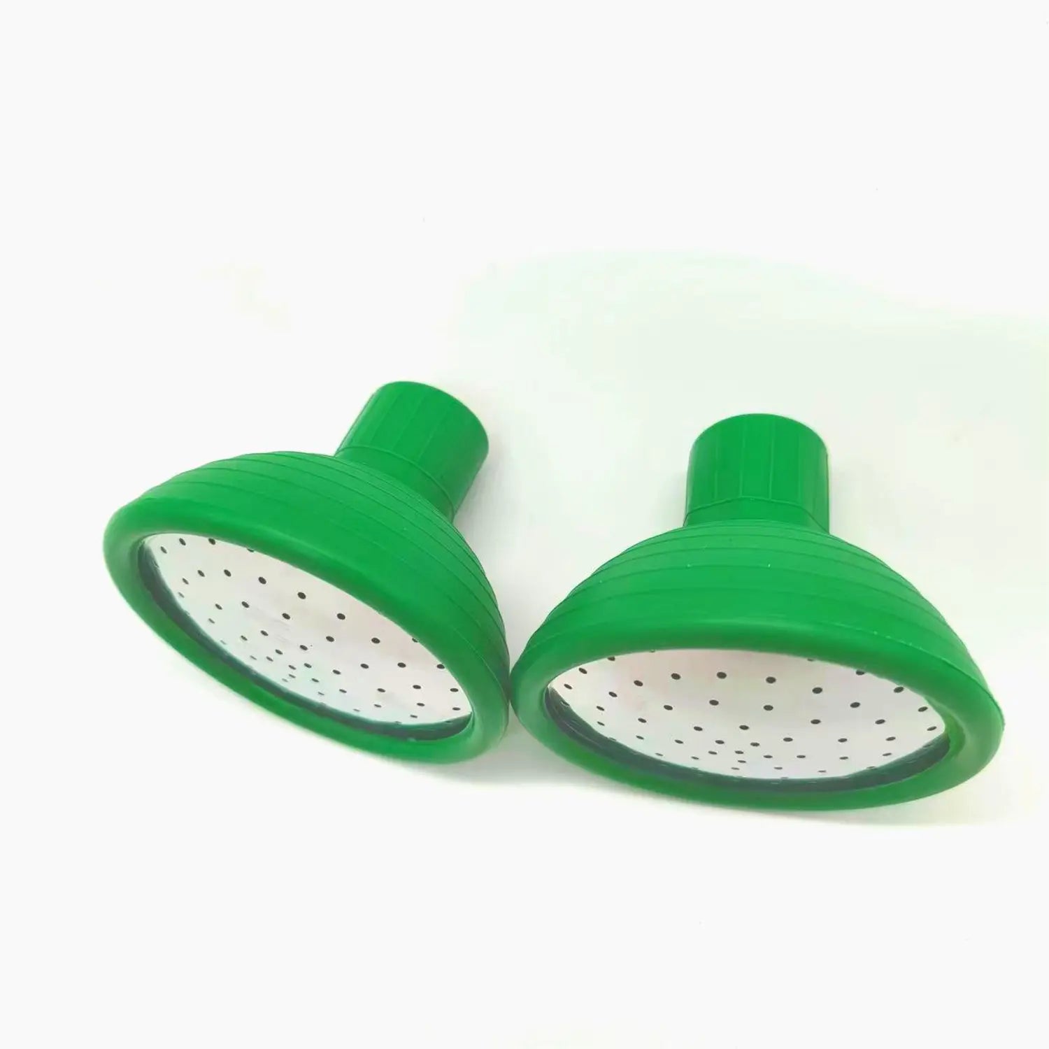 Ersatz-Duschkopf für das Gießen im Garten mit einem grünen Silikongehäuse und einem perforierten weißen Innenbereich zur optimierten Wasserabgabe.