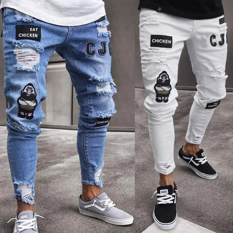 Jeans skinny déchirés slim hip-hop pour hommes, brodés, en denim noir vieilli, avec des genoux déchirés et des patchs brodés de gorille, accompagnés d’étiquettes texte sur le thème du poulet.