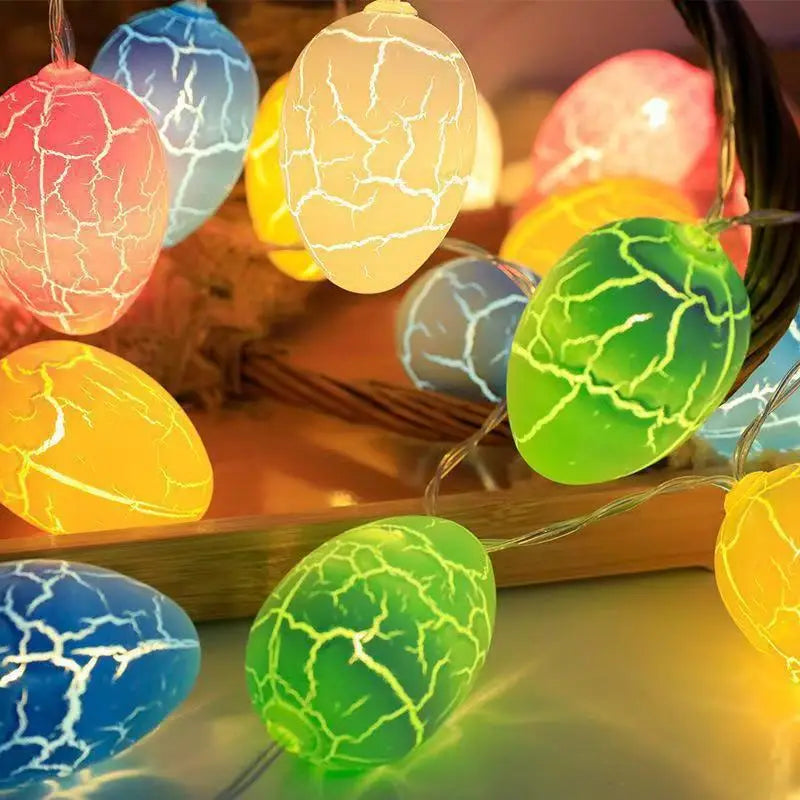 Bunte, gesprünkelte LED-Lichterketten in lebhaftem Pink, Gelb, Grün und Blau, kombiniert mit einem Set von 35 cm Osterhasen-Figuren aus Stroh.