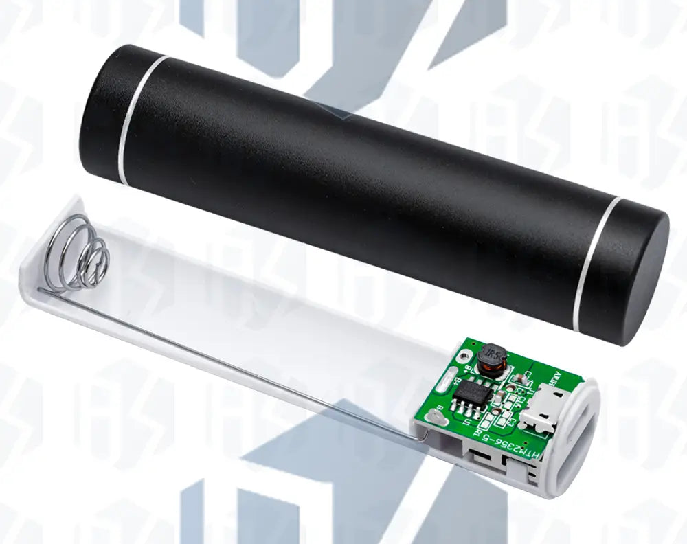 Schwarzes zylindrisches DIY-Metall-Powerbank-Baukastenset mit silbernen Akzentbändern und transparentem Gehäuse, das die interne Verdrahtung erkennen lässt; ausgestattet mit USB-Ladegerät-Eingang 5 V und Ausgang 5 V-Funktionen.