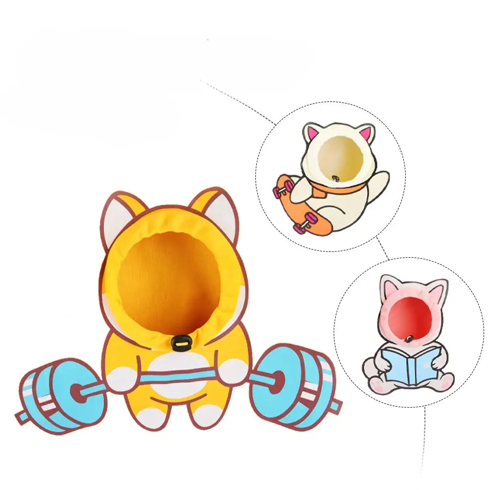 Serviette à capuche en tissu jaune en forme de corgi dessin animé, avec des accents blancs et une boucle noire à l’avant, pour l’usage en extérieur pour chiot et chat domestiques, présentée aux côtés d’un sac tote en toile de voyage en extérieur pour chat.