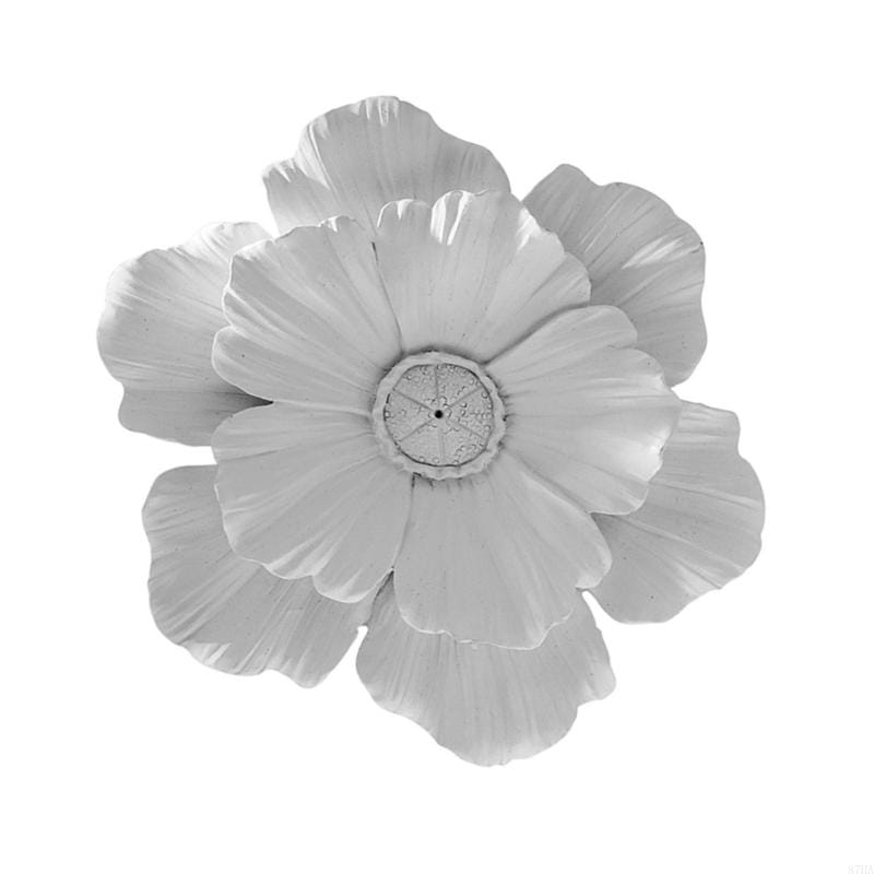 Décoration murale de fleur de pavot en métal blanc, avec des pétales superposés et un centre détaillé réalisé en résine 3D, pour une décoration murale élégante.