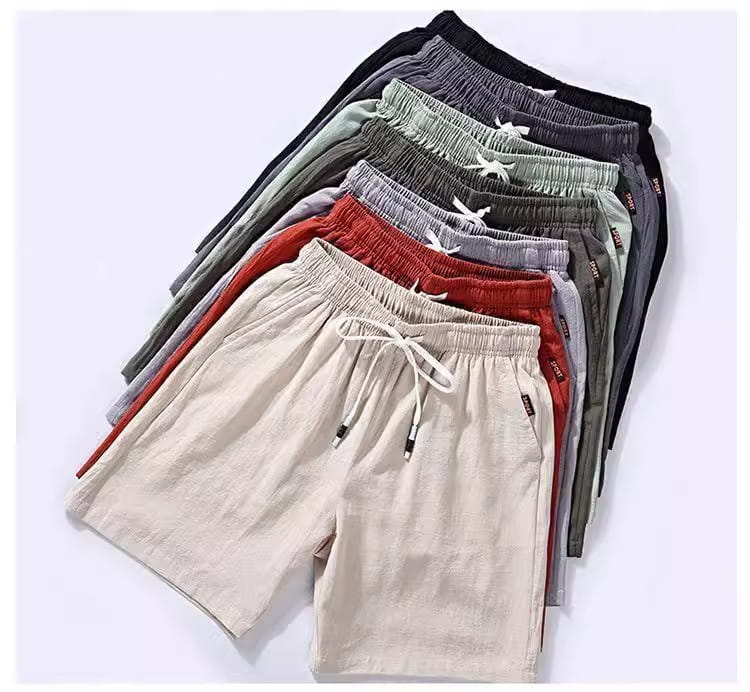 Herren-Leinen-Boxer-Slips in Beige mit Kordelzugbund und dezenten Seitentaschen, entworfen für lässige, lockere Sommer-Strandbekleidung.