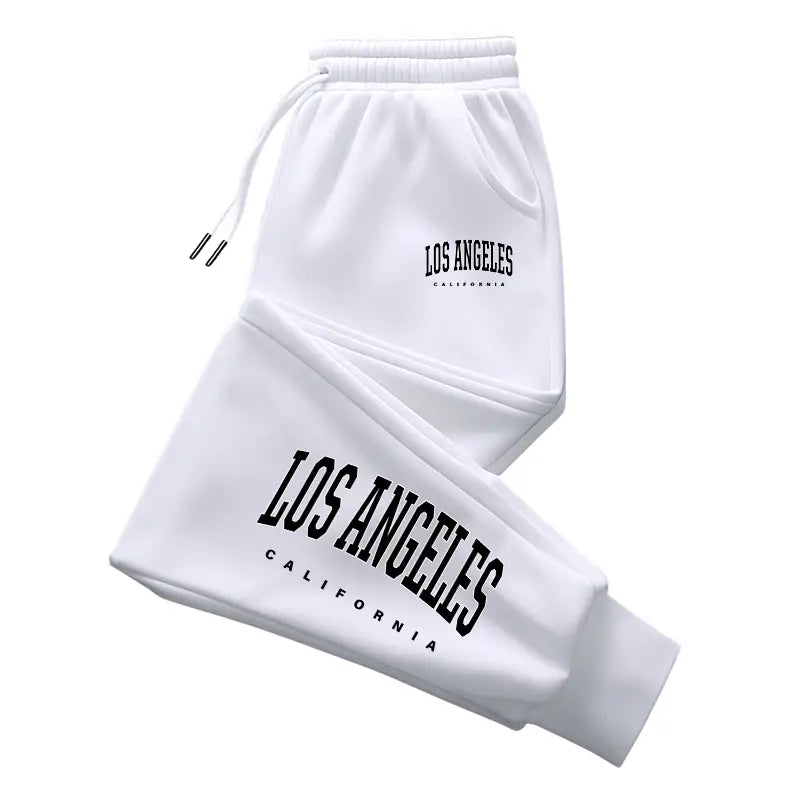 sweatpants imprimés Los Angeles pour hommes comportant un tissu blanc avec lettrage « Los Angeles, Californie » noir sur la jambe et la ceinture.