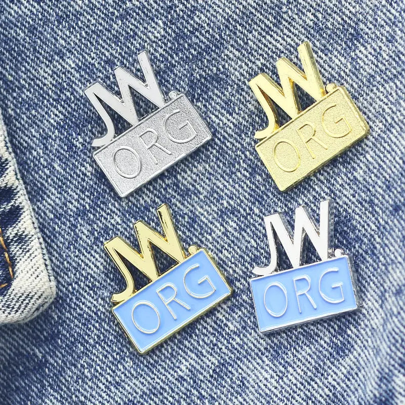 Épingles émaillées argent et or arborant le logo jw.org affiché sur un fond en denim, dans l’ensemble d’épingle-broches émaillées jw.org.