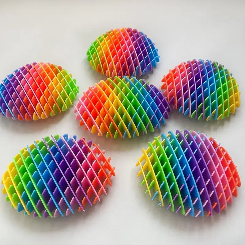 Elastisches Netz-Sinnes-Fidget-Wurmspielzeug mit regenbogenfarbenem, oval geformtem Kunststoff mit strukturierter, gerippter Oberfläche zur taktilen Stimulation.