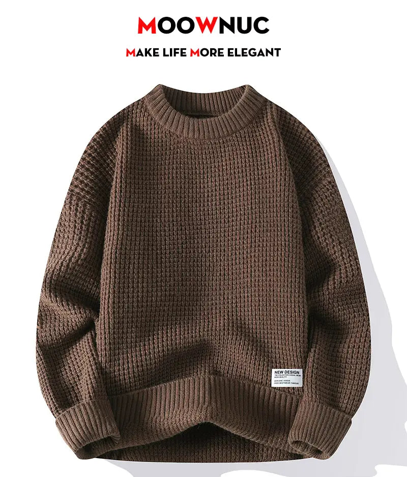 Moownuc Herren-Waffelstrick-Pullover im lässigen Stil in Braun mit einer strukturierten Webart sowie geripptem Rundhalsausschnitt und Bündchen.