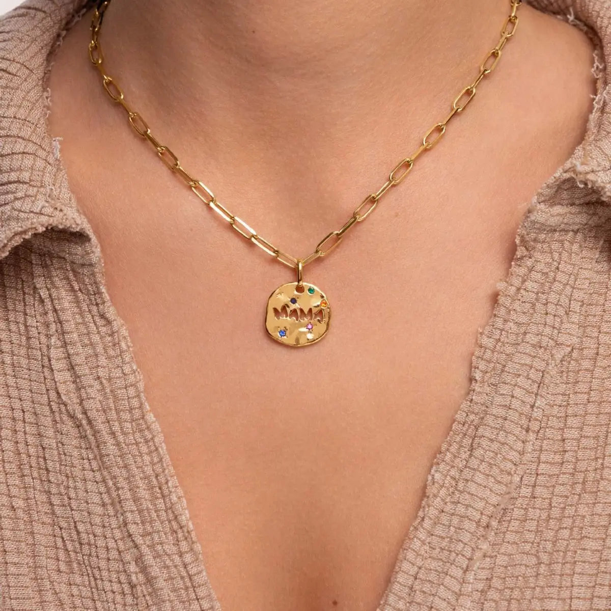Collier en acier inoxydable doré de type maillons « paperclip » avec pendentif rond gravé « Mama », orné de pierres précieuses colorées.