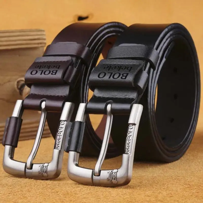Cinturones de hombre de cuero negro con hebillas de aleación de plata que presentan la marca bolo en las placas de la hebilla.