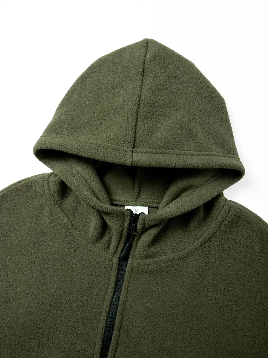 Chaqueta polar táctica verde oliva para hombre, con frontal completamente abrochado con cremallera negra y diseño con capucha, confeccionada con material polar cálido