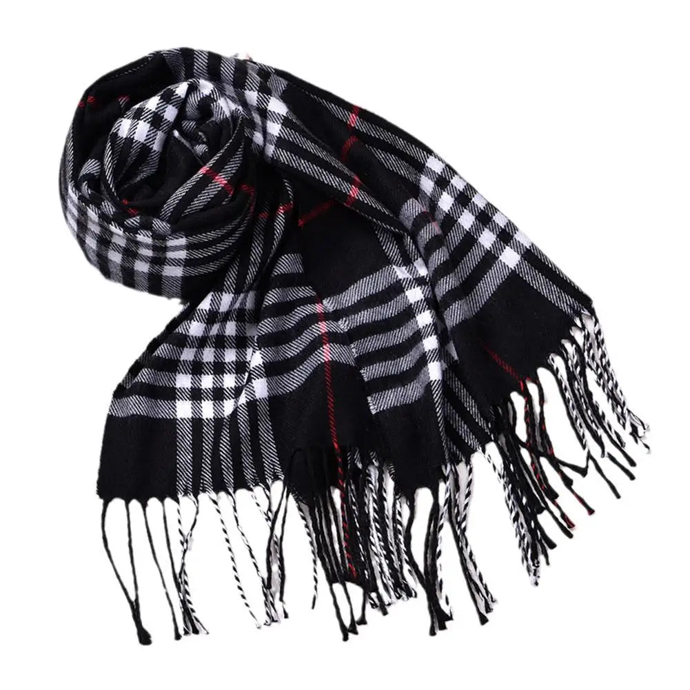 Karierter Winterschal mit Kaschmirgefühl, mit einem Schwarz-Weiß-Muster, roten Akzentstreifen und Fransenrändern für Wärme und Stil.