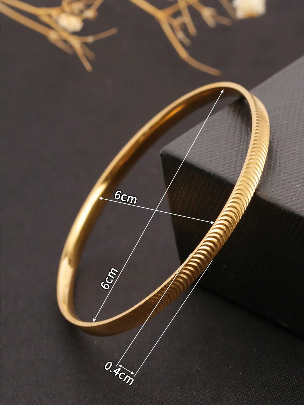 1 Piece of Striped, Polished, 18K Gold-Plated Stainless Steel Closed Bracelet, Trendy and Elegant, Unique and Fashionable, Suitable for Women to Wear Daily to Work or Commute, a Great Gift for Friends, a Gift for Girlfriend,