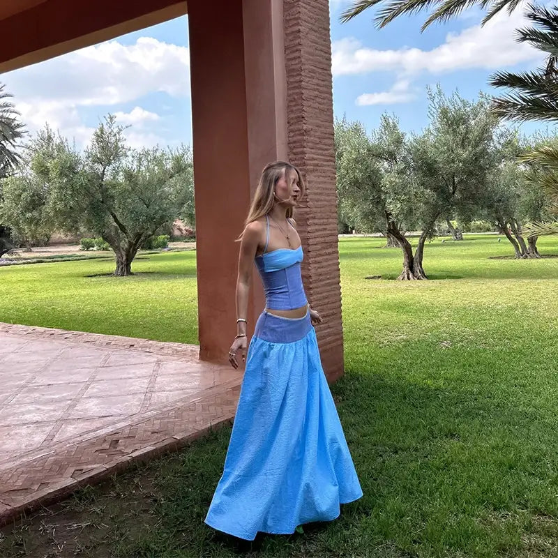 ein zweiteiliges Set aus trägerlosem Korsagenkleid in Blau, mit einem strukturierten Oberteil und elastischem Taillenverschluss sowie einem fließenden Rock