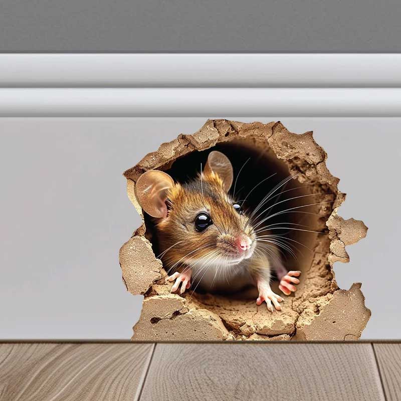 Une souris brune et blanche réaliste observant à travers un autocollant mural texturé déchiré, fabriqué en PVC amovible, présentant des autocollants de format pour la décoration intérieure.