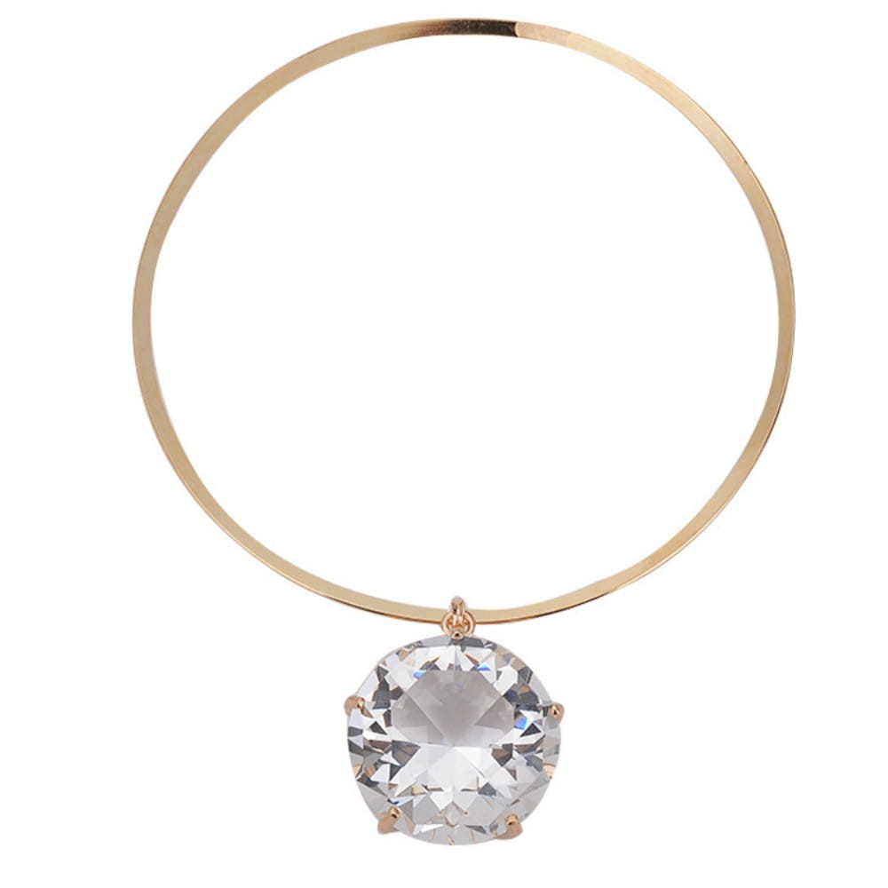 Eine elegante Choker-Kette aus roségoldfarbenem Strassstein, die einen markanten facettierten klaren Kristallanhänger hervorhebt und für Partyschmuck geeignet ist.