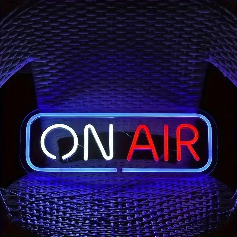 un art mural en enseigne néon LED « on air » avec câble USB, présentant une enseigne néon lumineuse avec « on » en blanc et « air » en rouge, encadrée par une bordure bleue