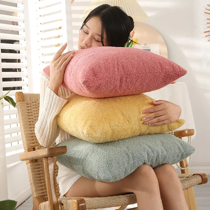 eine weiche rosafarbene 60x60-cm-Kissenhülle aus plüschig strukturierter Teddy-Veloursstoff-Faser in einem einfarbigen Design