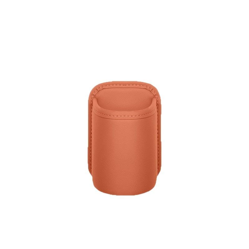 Organizador para asiento de coche y portavasos de cuero de color teja, elegante y de líneas sofisticadas, con costuras precisas y diseño minimalista.