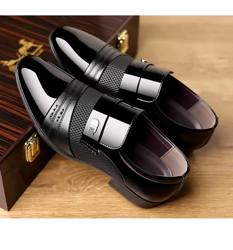 Zapatos de vestir de punta afilada de lujo para hombre en charol negro, con panel texturizado y detalle de hebilla en tono plateado.