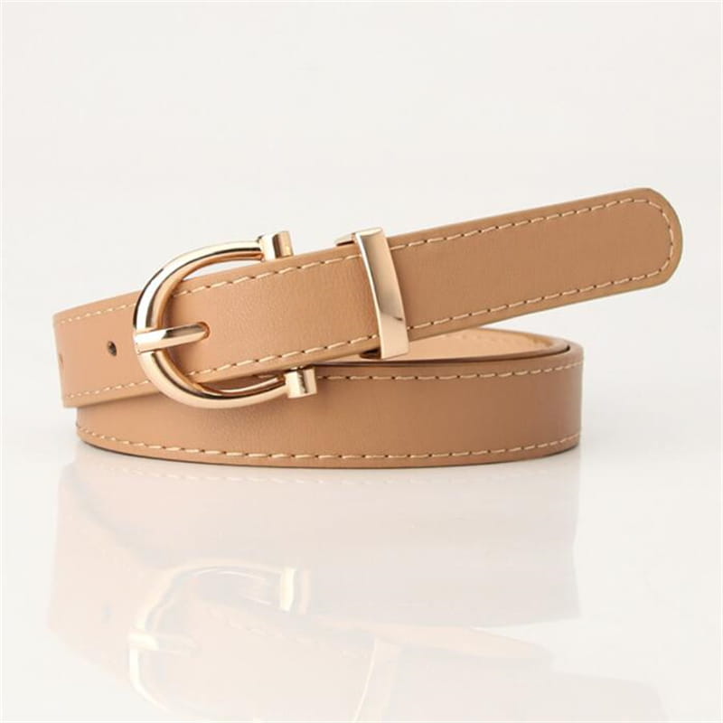 Cinturón de piel sintética (PU) color beige para mujer con hebilla dorada y presentación frontal para la cintura.