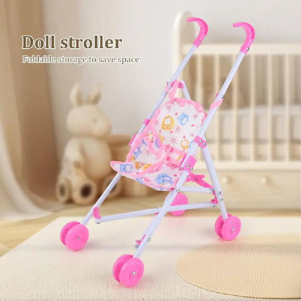 Rosa- und weißer Puppenkinderwagen mit Cartoon-Druck auf dem Stoff-Sitz, faltbarem Metallrahmen und leuchtend pinkfarbenen Rädern für die Nutzung als Puppenwagen.