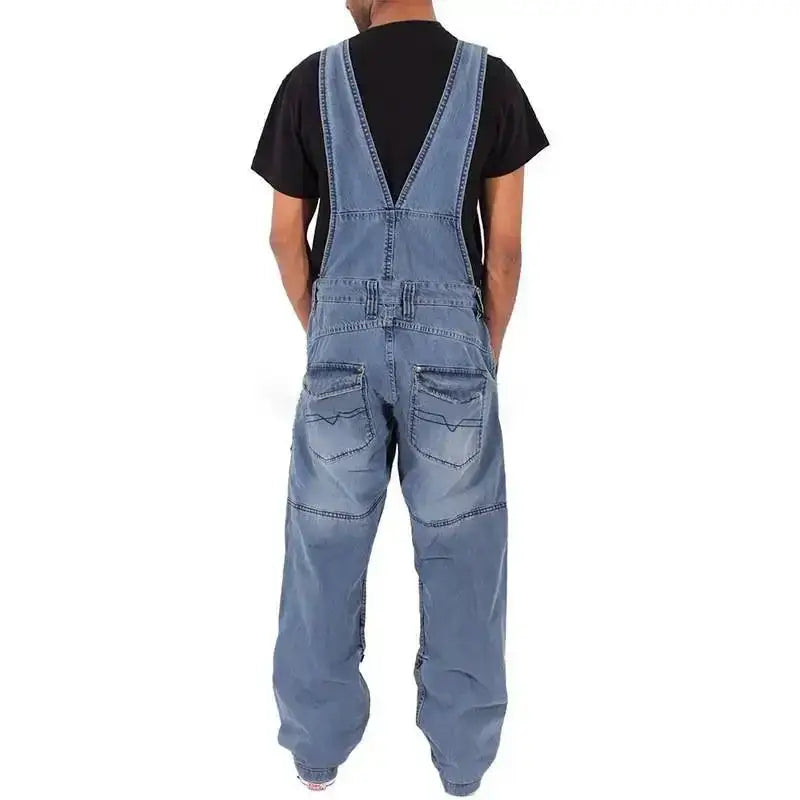 Herren-Jeanslatzhosen baggy, mit mehreren Taschen, aus hellem Denim mit klassischem, gebleichtem Blau und sichtbaren Nähtailldetails.
