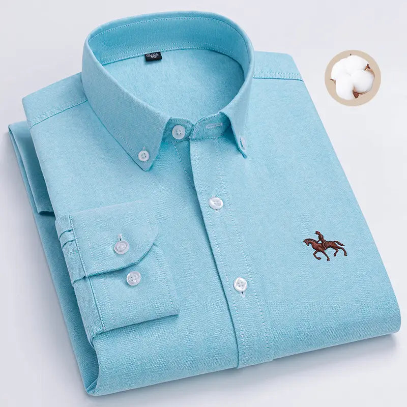 Chemise pour homme en oxford à coupe ajustée 100 % coton bleu clair, avec un logo de cheval et cavalier marron brodé sur la partie gauche de la poitrine.