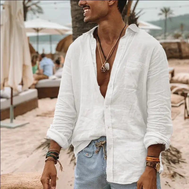 Camisa casual de lino color verde oliva para hombre, mostrada como una camisa de lino blanca tipo botón-down con mangas arremangadas y un ajuste relajado
