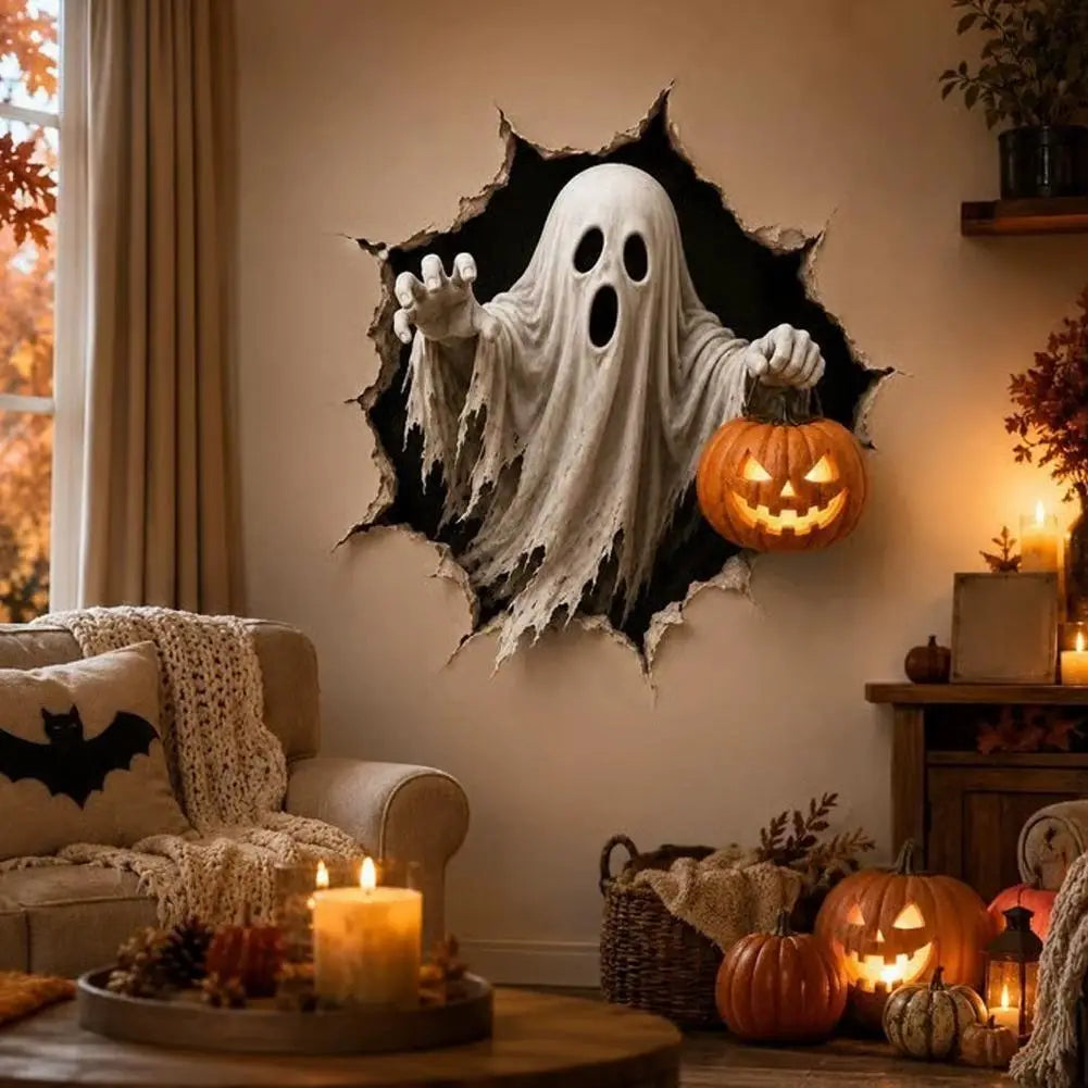 Un autocollant mural 3D pour Halloween en forme de fantôme blanc, avec un effet papier déchiré et des orifices d’yeux noirs, tenant une lanterne citrouille orange sculptée, fabriquée en papier.