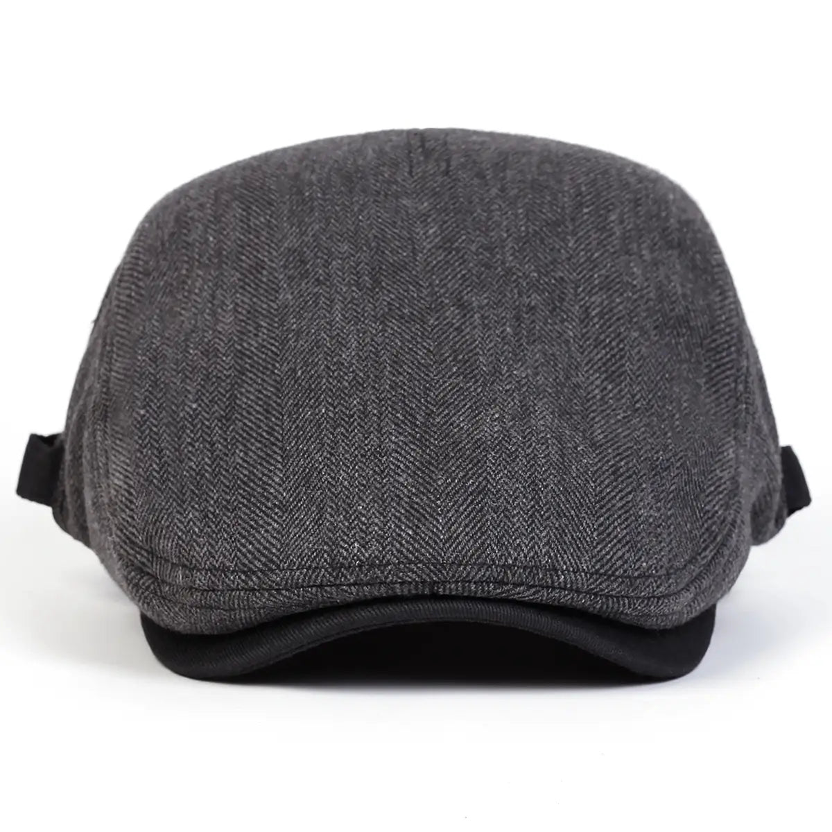 Herren graue Herringbone-Flat-Cap mit schwarzem Schirm und verstellbaren Seitenlaschen im Stil einer Newsboy-Cap.