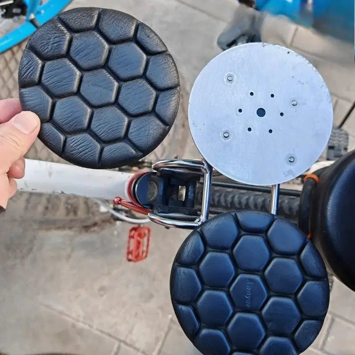 Schwarze sechseckig gemusterte Trittflächenabdeckungen für den nasenlosen ergonomischen Fahrradsattel für lange Strecken zur Verbesserung von Griff und Komfort.