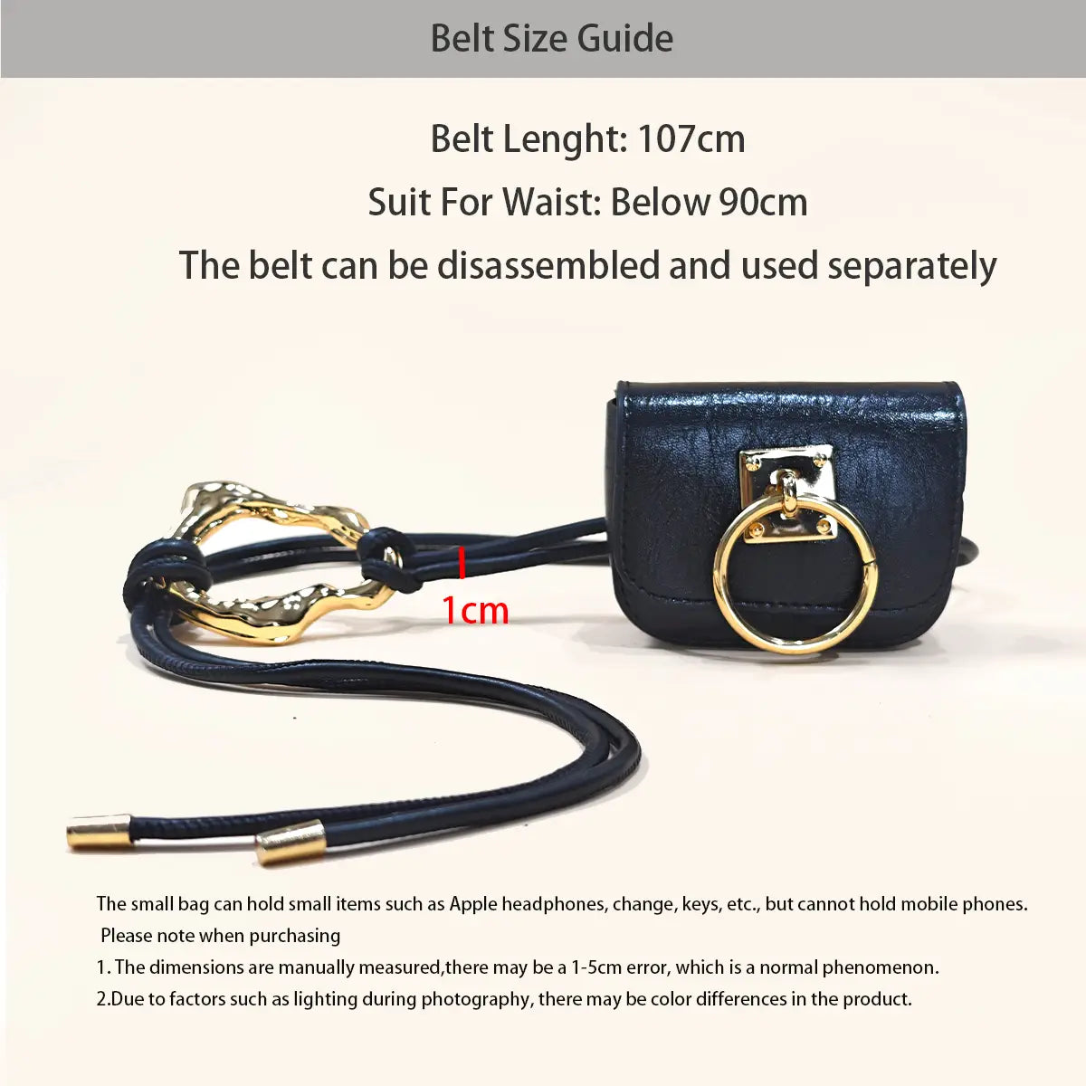 Pochette de ceinture de créateur en cuir bleu marine avec quincaillerie métallique finition ton sur ton or et petite pochette amovible pour une pochette de ceinture de luxe.