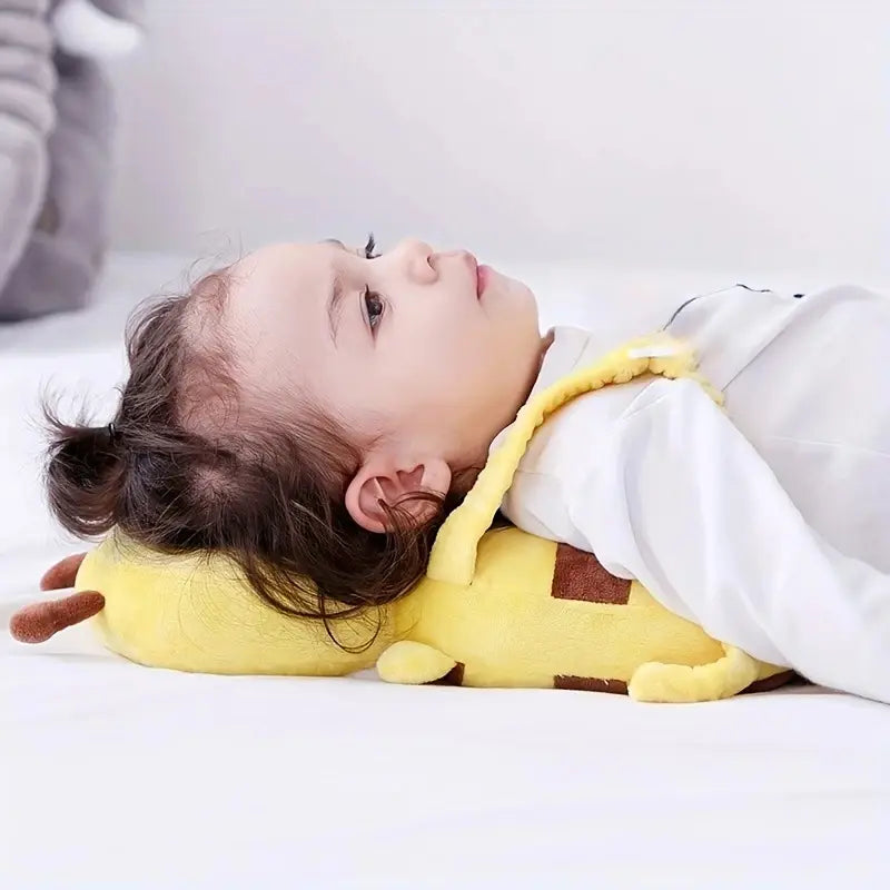 almohada protectora para la cabeza del bebé con forma de jirafa, de peluche, color amarillo, con manchas marrones y textura suave, diseñada para su uso de seguridad antivuelco en estilo de mochila tipo abeja