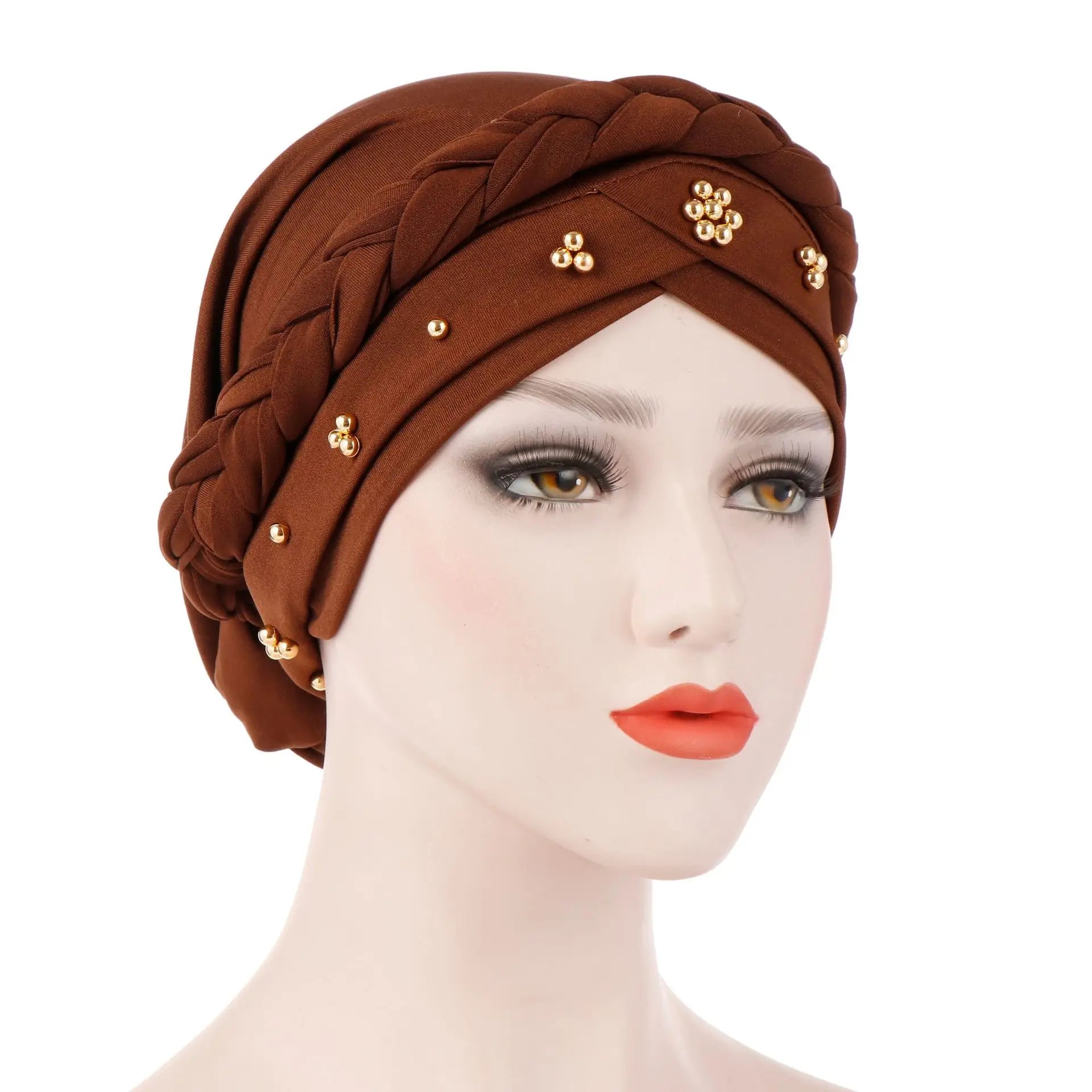 envoltura para la cabeza tipo turbante de hijab modal en tela modal marrón con trenzado, con tachuelas decorativas de tono dorado.