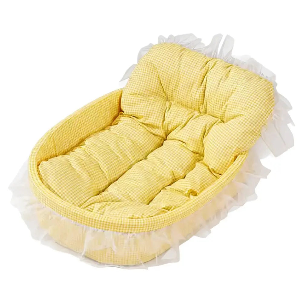 Cama para mascotas de tela a cuadros amarilla, tipo moisés, con ribete blanco fruncido, diseñada como cojín estilo cuadros tipo princesa para perros pequeños.