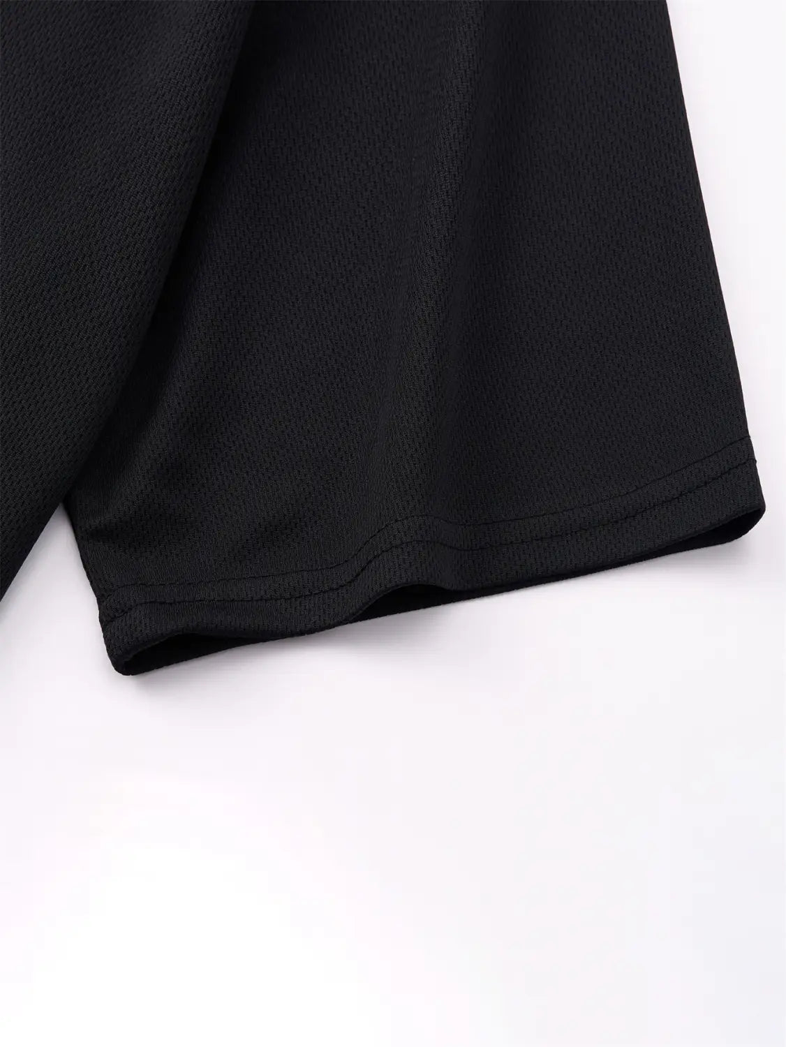 tissu en coton noir à la surface lisse légèrement texturée, avec un ourlet fini avec soin sur un t-shirt d’été pour homme Nautica, imprimé graphique en lettres