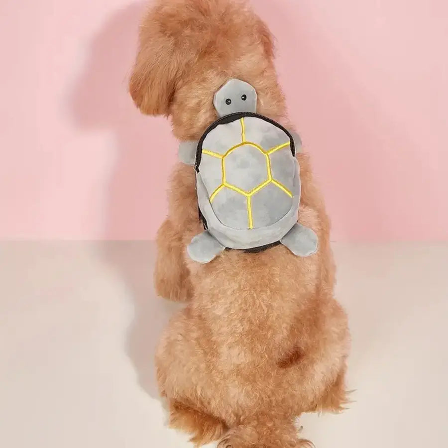 Mochila de perro con forma de tortuga de felpa gris suave con detalles de costura amarilla, diseñada como transportín para mascotas.