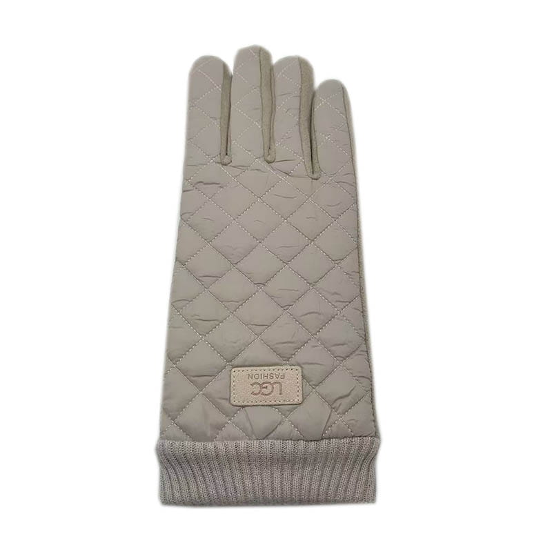 Gant d’hiver en écran tactile thermique matelassé beige de type UGG pour femmes, avec poignet tricoté côtelé et motif en losanges cousus, présenté du côté arrière.