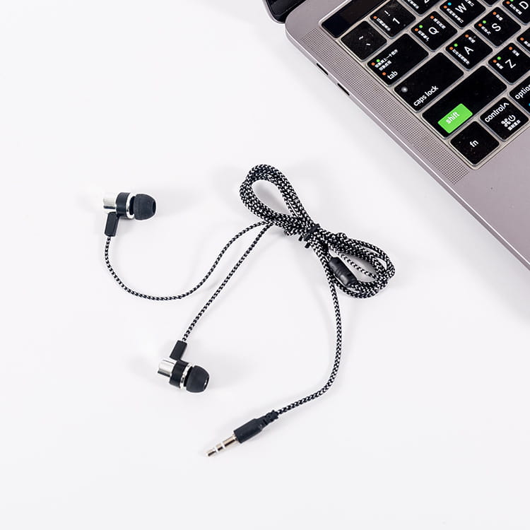 Verkabelte In-Ear-Kopfhörer mit Mikrofon und 3,5-mm-Klinkenstecker, mit schwarzen und silbernen Ohrhörern und geflochtenem Kabel für Langlebigkeit sowie Schutz vor Verheddern.