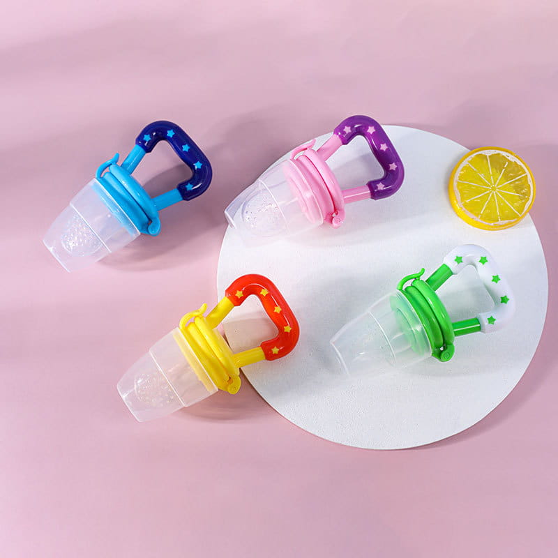 Silikon-Babysortiment für Obstmahlzeiten und Beißlöffel in Blau, Pink, Rot und Grün mit sternförmig gemusterten Silikongriffen für sicheres Säuglings-Füttern.