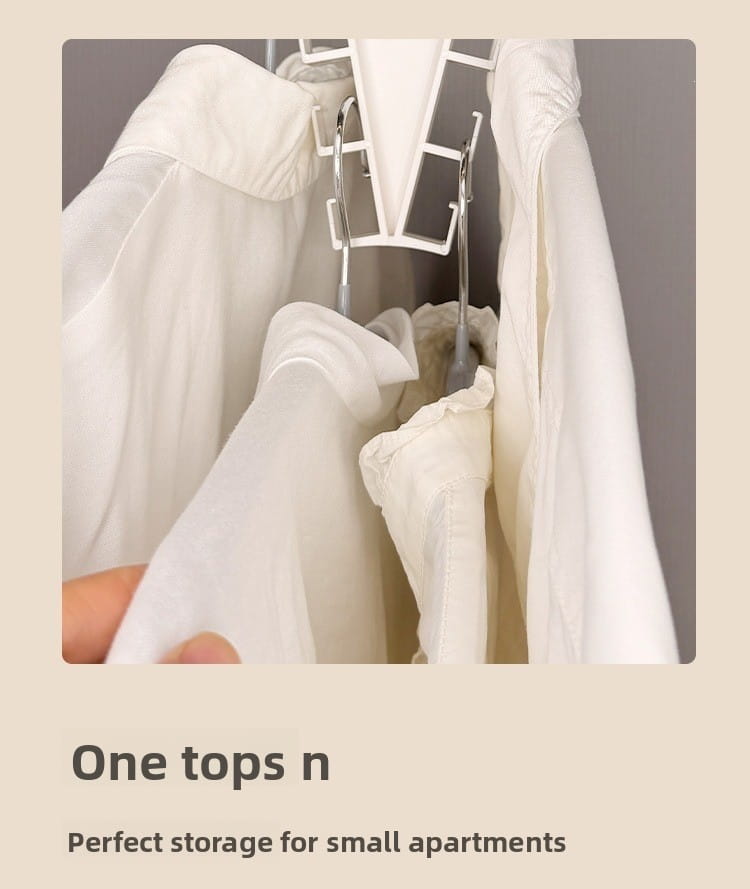 Hauts en tissu blanc suspendus sur un organisateur de penderie en plastique blanc en forme de V à plusieurs crochets