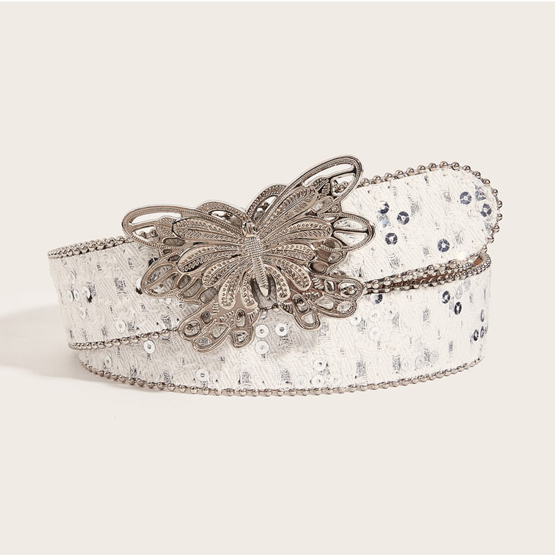 Ceinture en cuir papillon y2k en dentelle à sequins blanche avec boucle papillon argentée détaillée et bords à perles, présentée de face en angle