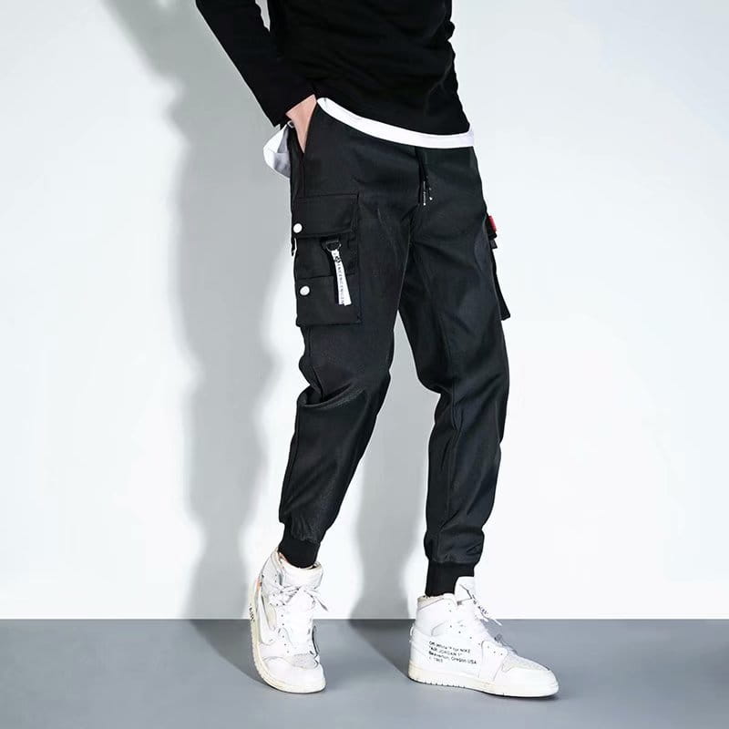 Schwarze Herren-Tactical-Cargo-Hosen mit mehreren Taschen, Zipper-Details und weißem Bundbesatz, entworfen für Freizeit-Workwear-Jogger.