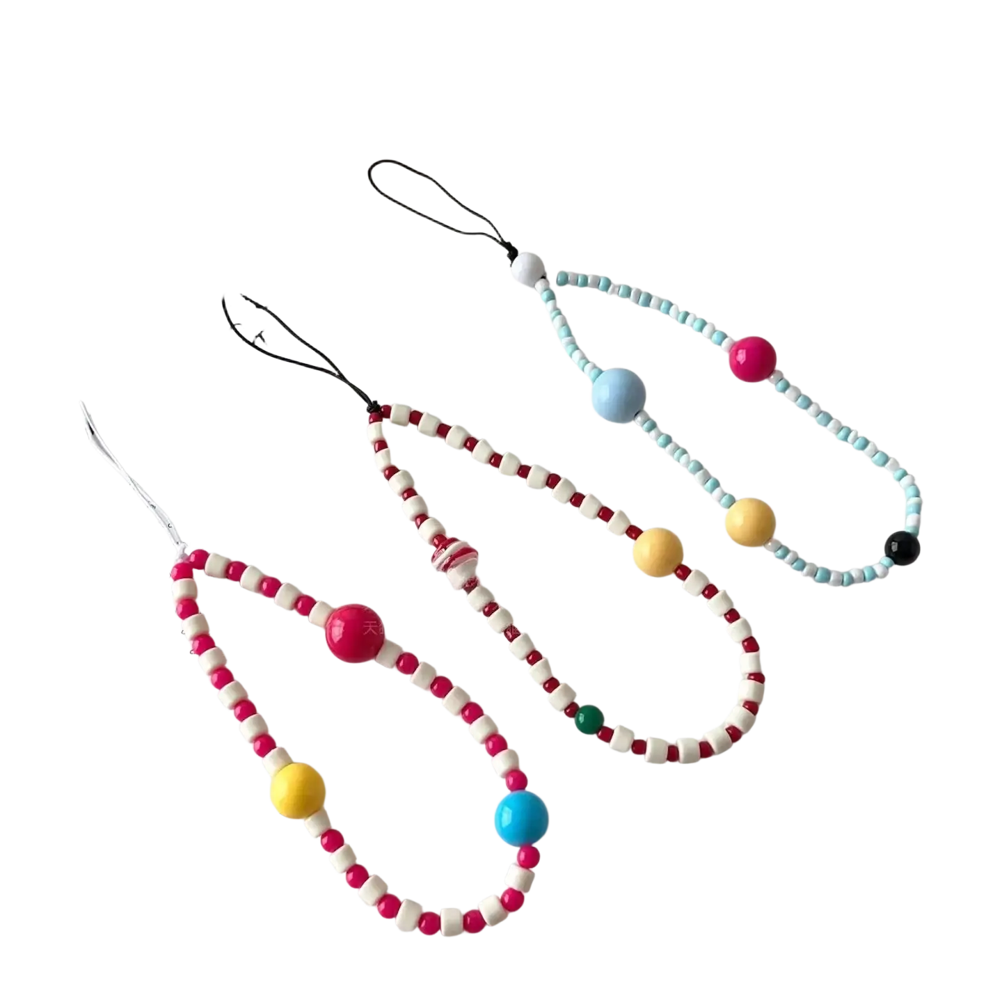 trois bracelets de téléphone à perles colorées avec des motifs de perles blanches et rouges et de grandes perles d’accent en rose, jaune, bleu, vert et noir, présentés à partir d’une vue de face.