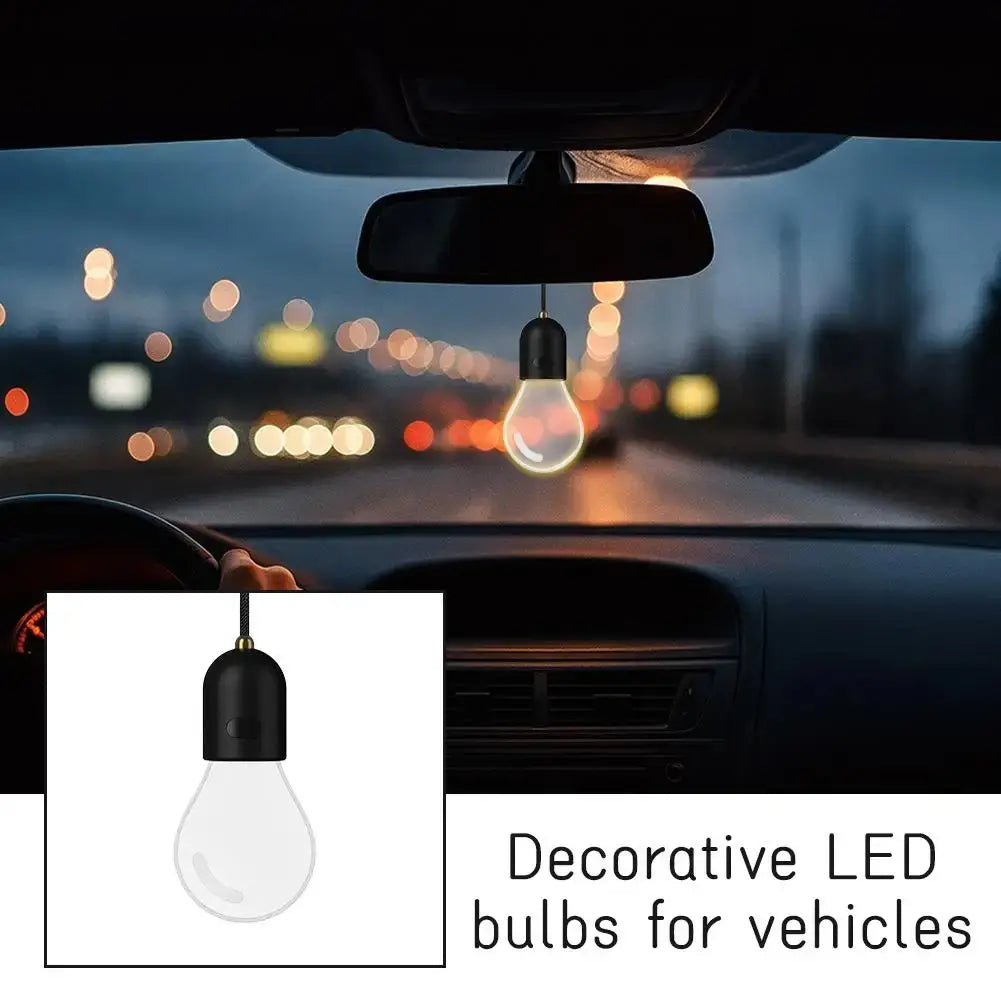 Ampoule LED décorative suspendue noire et transparente, fixée à l’arrière du rétroviseur de voiture, conçue comme un éclairage d’ambiance décoratif pour voiture, alimentée par des piles bouton CR2032