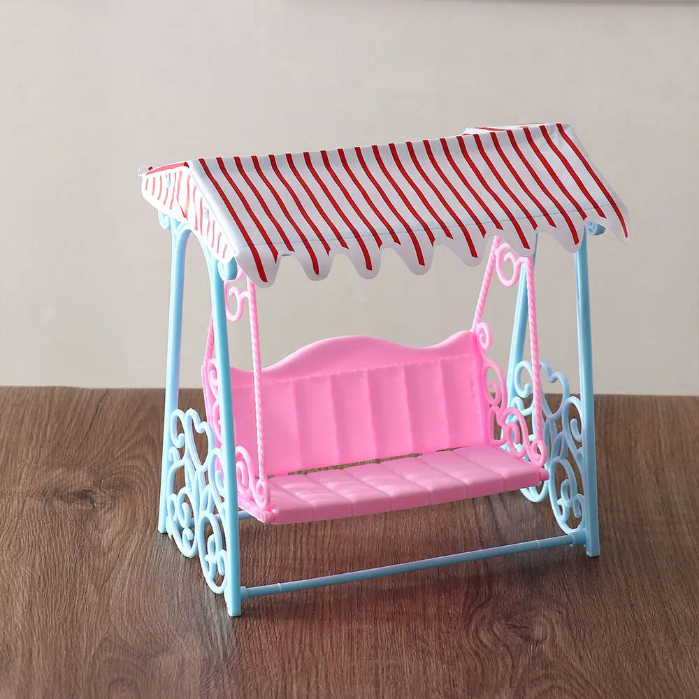 Rosa Kunststoff-Schaukel mit hellblauem aufwendigem Metallrahmen und einem rot-weiß gestreiften Baldachin aus dem Puppenhaus-Miniaturmöbel-Wohnraumdekoration-Set.