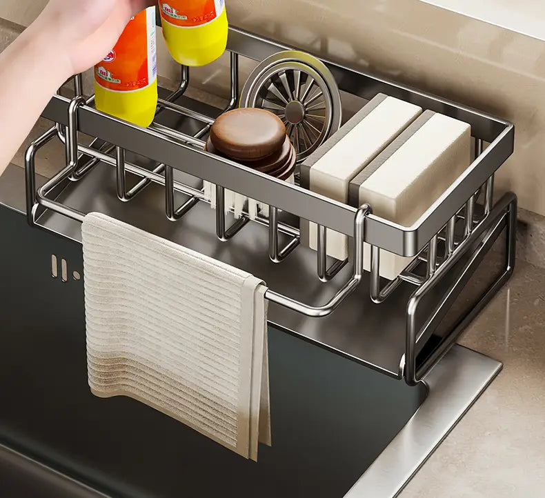 Organizador para fregadero de cocina de acero inoxidable con un diseño moderno y elegante, que presenta varios compartimentos para pastillas de jabón y productos de limpieza.