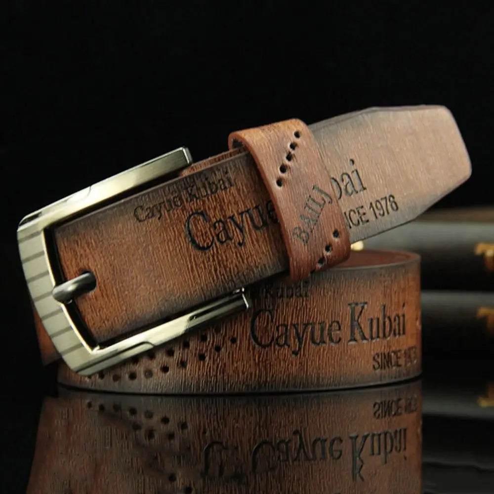 Ceinture en cuir marron pour homme, avec une boucle à ton argenté et une mention Cayue Kubai gaufrée, adaptée à un usage de taille d’affaires vintage.