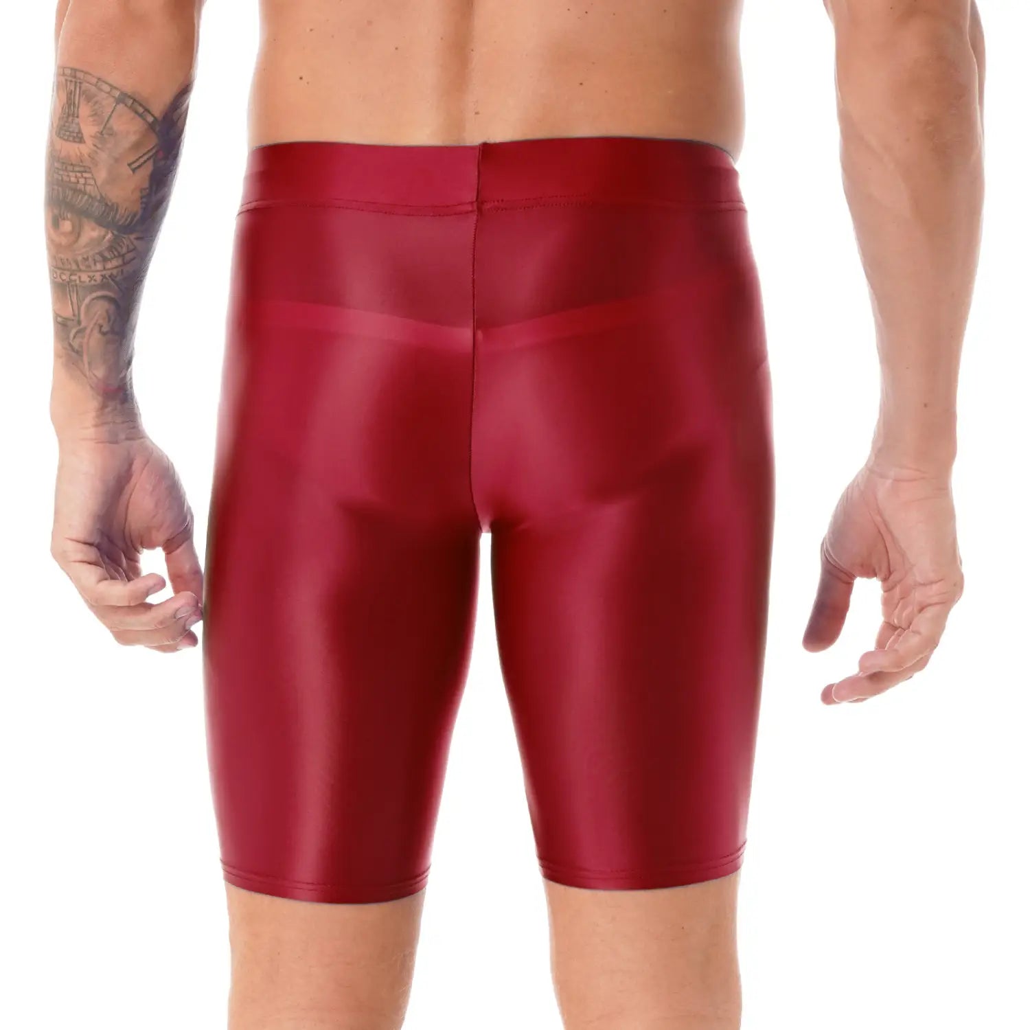 Shorts metálicos rojos brillantes combinados con una camiseta de compresión para hombre de manga larga y acabado brillante, confeccionados con materiales de alta calidad para el rendimiento atlético